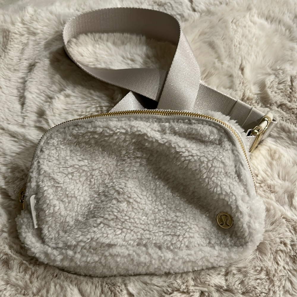 NWOT Lululemon fleece white belt and crossbody bag - opal